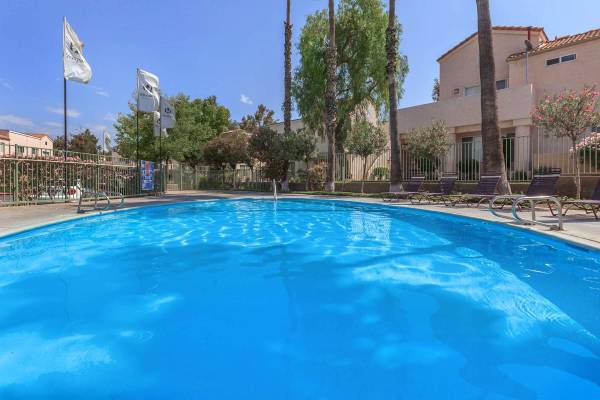 $2,564 / 2br - 1037ft2 - Dishwasher, Spacious Kitchen Pantry, Fitness Center (27303 N. Sara St., Los Angeles, CA)63912983436418122