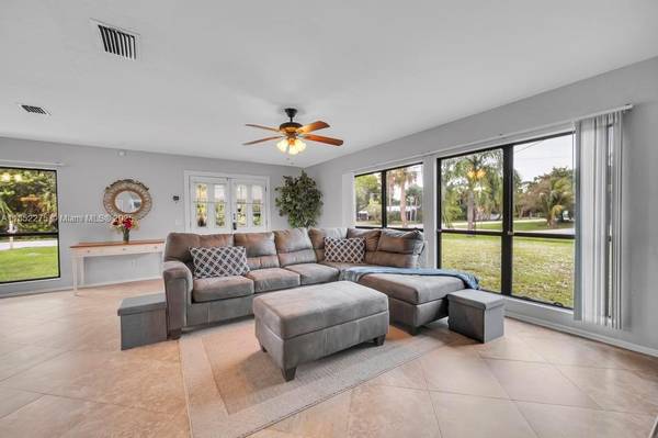 $3,450 / 3br - LARGE HOME WITH HALF ACRE AND A BEAUTIFUL POOL (FORT PIERCE)63799684823425121