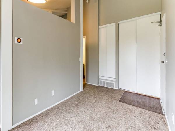 $1,190 / 600ft2 - Additional Storage, Fireplace, Large Closets (14030 Chestnut Dr, Eden Prairie, MN)63868702095873123