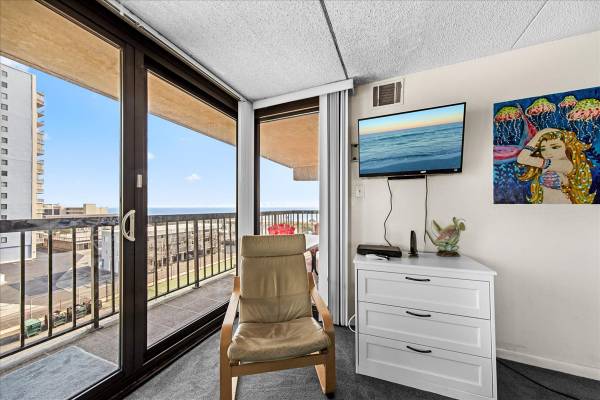 $1,250 / 3br - 900ft2 - 3 BR Oceanfront Condo (Ocean City)63839298160131123