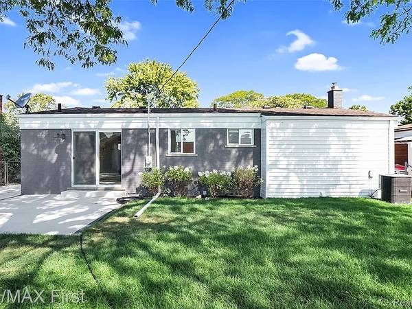 $1,000 / 3br - 1813ft2 - brick ranch never goes out of style - (Warren) (Warren)63926728201603122