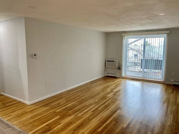 $2,300 / 2br - 900ft2 - Updated and spacious two bedroom apartment in Weymouth (Weymouth)63996403229826121