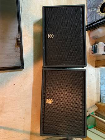 2 Peavey CM15V speakers 1