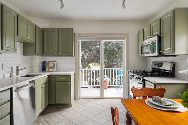 $3,800 / 1000ft2 - Available Nov 1, or earlier - 3 Bed / 1 Bath Condo - Electric Included (Somerville)63996406261123124