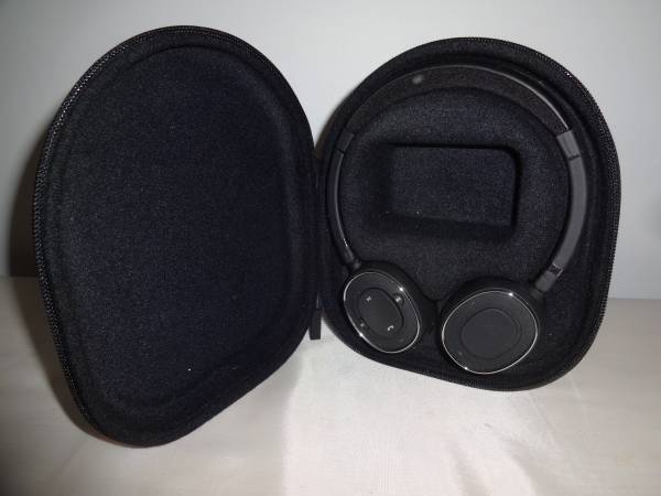 Gear Head Dynamic Bass Bluetooth Headphones w/ Mic $ Media Controls 1