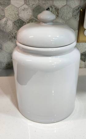 White Porcelain Cookie Jar 1