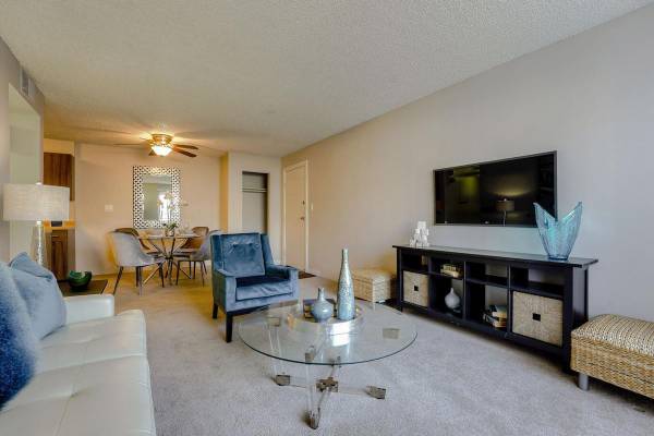 $1,375 / 2br - 840ft2 - Almacenamiento adicional, recepción de paquetes conveniente (Vista Grande)63658196665857124