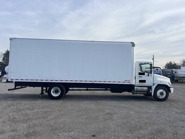 2017 Hino 268 - Photo 2