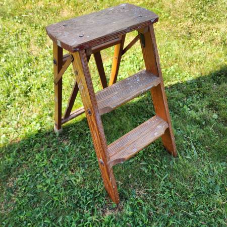 2' WOODEN STEP STOOL LADDER 1