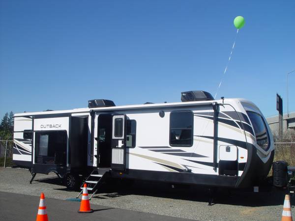 2022 OUTBACK 33' TVL, 3-SLIDES, 2-A/C'S, OUT KITCHEN, KING BED, SOLAR - $39,900 (KENT RV)634714204171531224
