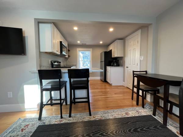 $800 / 2br - 1000ft2 - Beautifully remodeled 2 Bedroom, fully furnished (Woburn)64213538171265122