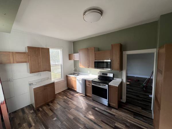 $1700.00 / 4br - Unidad recién actualizada en Altoona | 4 dormitorios/2 baños | $1700/mes | Disponible63845960776065120