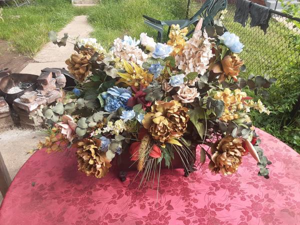 ARTIFICIAL FLOWERS AND VASES LOT 1