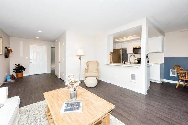 $1,396 / 1br - 767ft2 - Wood Burning Fireplaces, Complimentary Package Acceptance (Clackamas)63820882835073120