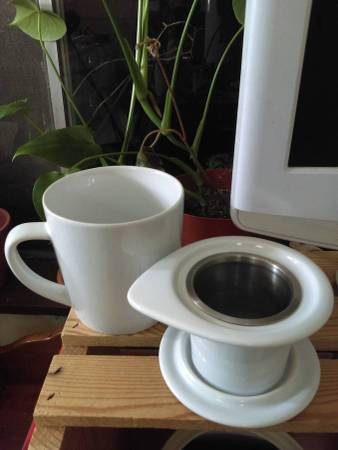 FORLIFE White Ceramic Tea Mug with Stainless Steel Infuser and Lid 1