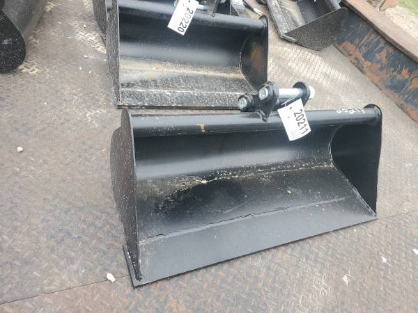 New 32" and 24" mud buckets 1