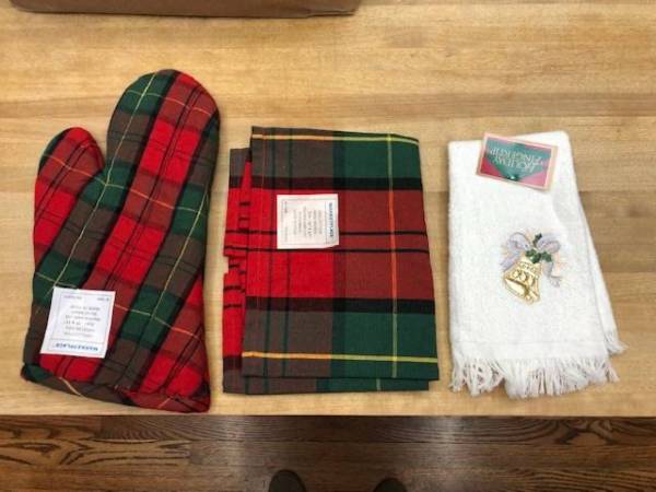 NEW Christmas oven mitt, table runner and towel 1