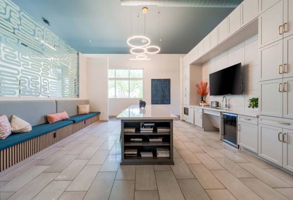 $1,695 / 2br - 1169ft2 - Clubhouse, Fire Pit with Seating Area, Granite Countertops (7601 W Glendale Ave, Glendale, AZ)64024822618499123