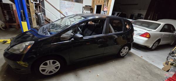 Honda Fit 2009 con 96,000 millas y BUEN CARRO - $6,000 (Spicewood)63439463072771121