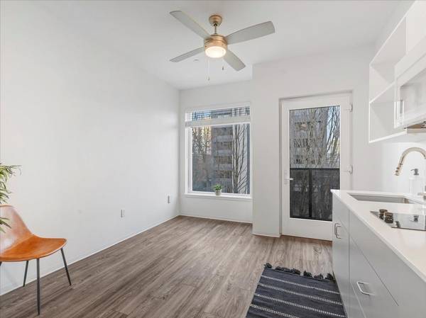 $1,050 / 1br - 288ft2 - LOFT units available! Huge windows! HURRY IN! (Portland Downtown, South Portland, PSU, OHSU, SW Portla)63820739119747122