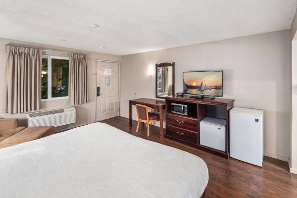 $1,980 / 320ft2 - Free High Speed WiFi and Cable TV, Mini Fridges, Prime location (Renton/Bellevue)63808107014145122