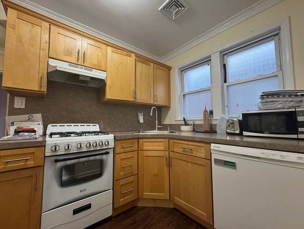 $1,400 / 1br - 1 Bedroom Apartment in the Heart of Pelham Bay (Bronx)63689627050625121