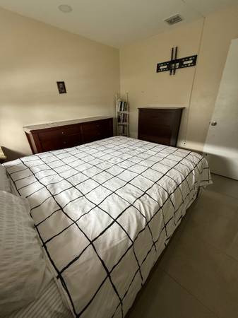 $1,100 / 3br - Compartiendo un condominio de 3/2 y buscando compañera de cuarto (Kendall)63825137563649122