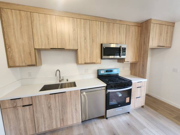 TOLUCA LAKE NEWLY RENOVATED BRIGHT UPPER APT SS APPLS, PARKING, A/C 1