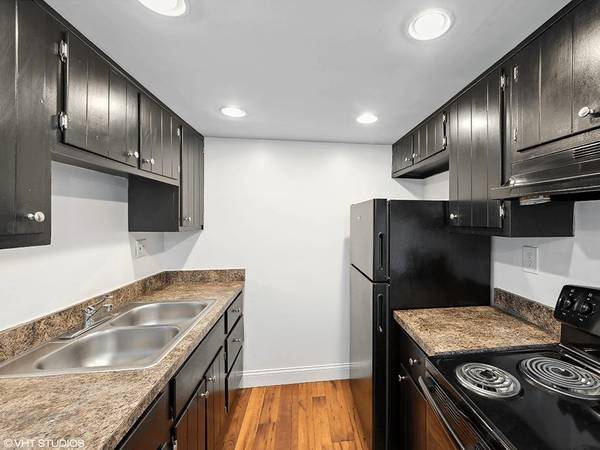 $1,199 / 2br - 912ft2 - Right around the corner... Near everywhere you want to be (Near countless Restaurants!)63974613853442121