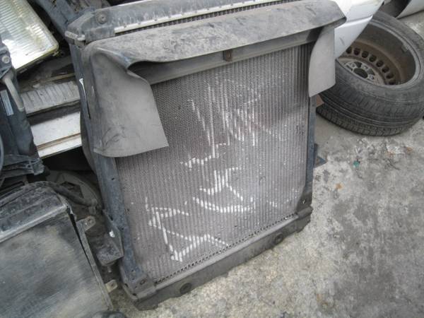 98 Isuzu NPR 5.7 radiator with shroud 1