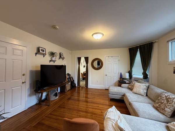 $2,450 / 1br - 700ft2 - Somerville/Davis Square 1 BR (Somerville \ Teele Sq. \ Davis Sq.)63699256323971123