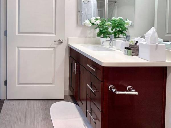 $1,700 / 1br - 584ft2 - Custom Hardwood Cabinets, On-Site Parcel Lockers (West Seattle)63773355343363122