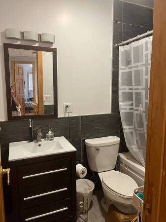 $550 / 1br - Large Room in Greenpoint – $550/Month, Move-in 10/1 (Brooklyn)63827342613891121