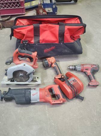 28 V Milwaukee cordless tool set 1
