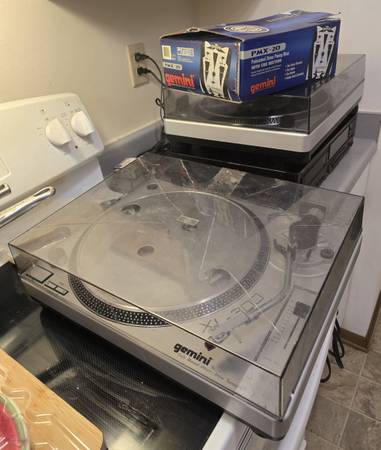 2 Turntables and a cross fader/m8xer GEMINI XL-300 PMX-20 Direct