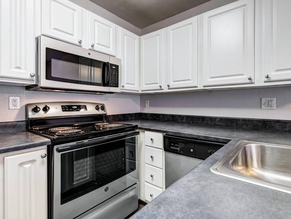$2,040 / 2br - 845ft2 - Stunning 2 BR/1 BA Retreat with Patio, Spa/Hot Tub (Lynnwood)63808131288065121