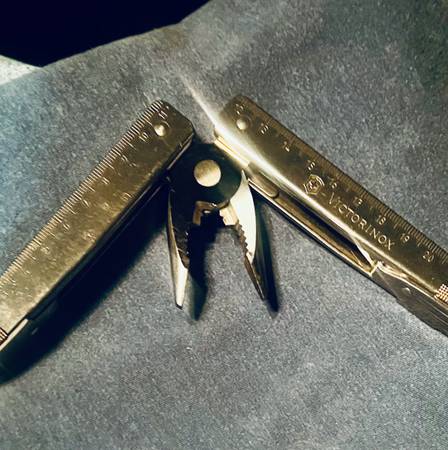 Victorinox SwissTool herramienta multifunción - 175 $ (Seattle)63471455052545121
