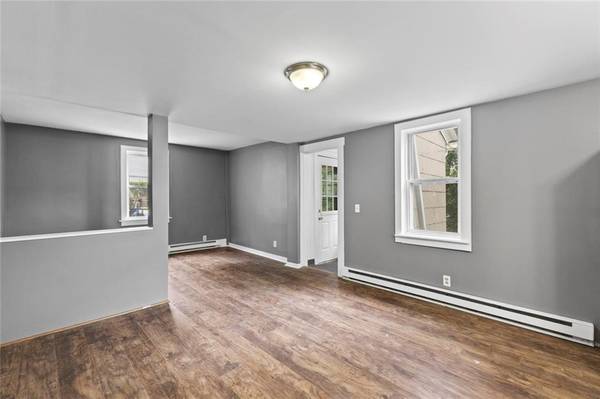 $389,000 / 3br - 1650ft2 - Excelente hogar multifamiliar en venta en West Warwick (10 Sisson Street)64002830047617121