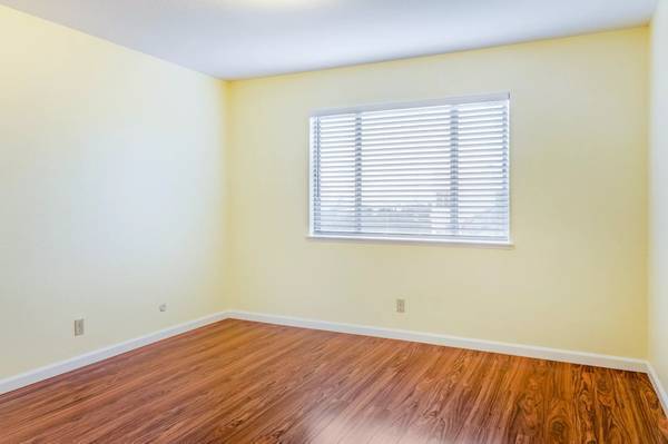 $1,300 / 1br - One bedroom with a great view of the ocean in a three bedroom apartmen (inner sunset / UCSF)64023718675715122