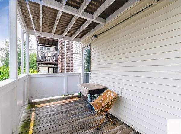 $1,500 / 2br - Apartamento soleado en planta baja en Ball Square (Somerville)63863136911745124