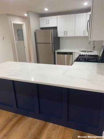 $2,395 / 1br - *SIN COMISIÓN DE CORRETAJE* Piso superior, reforma completa, calefacción/agua caliente/aparcamiento incluidos *AHORA* (Medford)63699295161857124