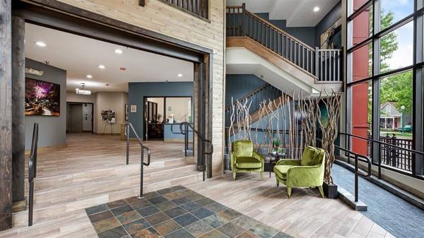 $1,585 / 2br - 881ft2 - Online Payments Available, Refrigerator, Disability Access (110 E 1st St, Chaska, MN)63797881837569120