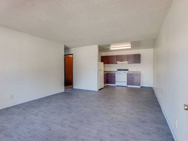 $1,115 / 2br - 750ft2 - Close to Public Transportation, On-Site Management, 2BD 1BA (Charleston & Rainbow)63859501108099120