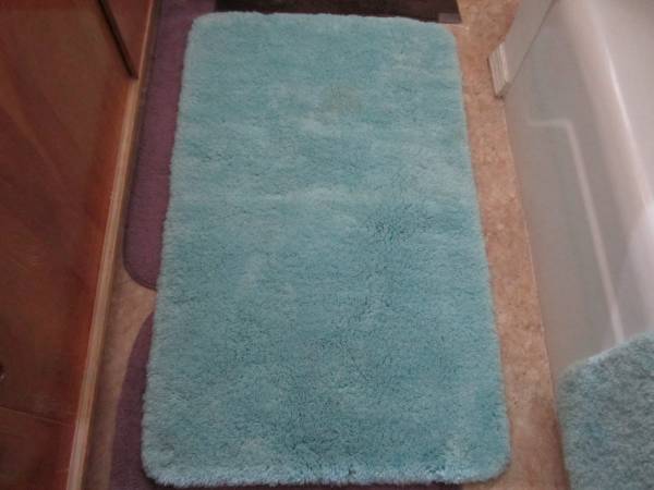 BATH RUG 1