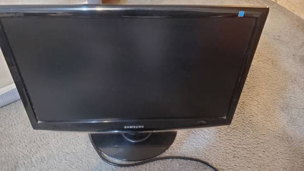 Samsung SyncMaster 2233 — 22" Monitor (Great Condition)
 1