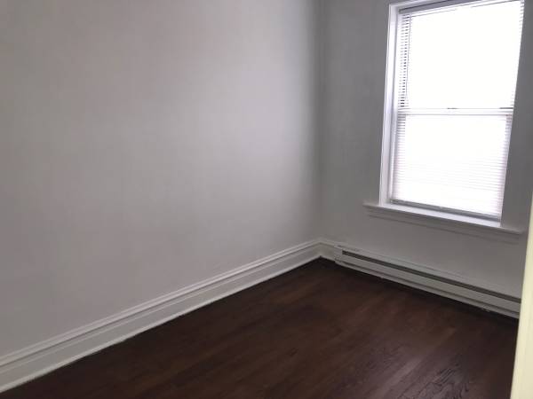 $1,100 / 1br - Updated 1BR/1BA Apartment – Top-Floor Unit Near Montrose & Cicero (Portage Park)64041641910657123