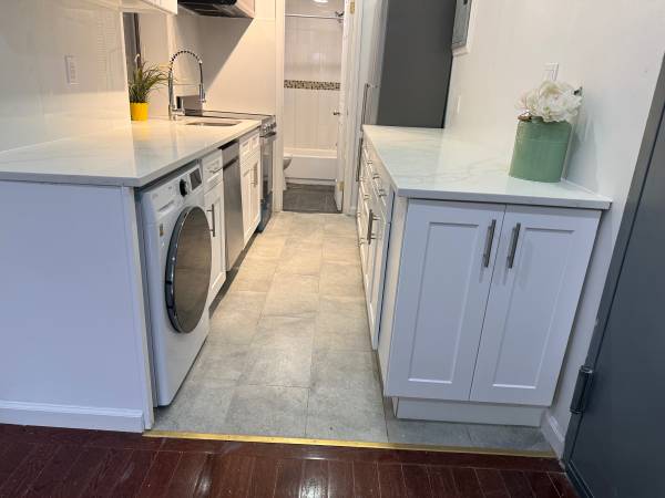 $2,800 / 1br - Dime square beautiful large one bedroom apartment washer/dryer (Lower East Side)63816602860417123