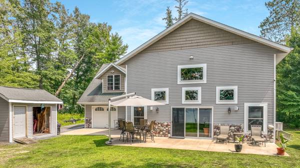 $569,500 / 3br - 2200ft2 - 8895 W North Lake Road (Greenwood)63845961702401124