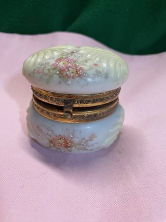 Waver Crest Lidded glass dresser box 1880-1919 1