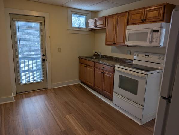 $1,100 / 1br - 1 bedroom with lots of closet space, nice neighborhood (Rutland)63784617260801120